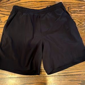 Lululemon Men’s black Lined shorts size Large
